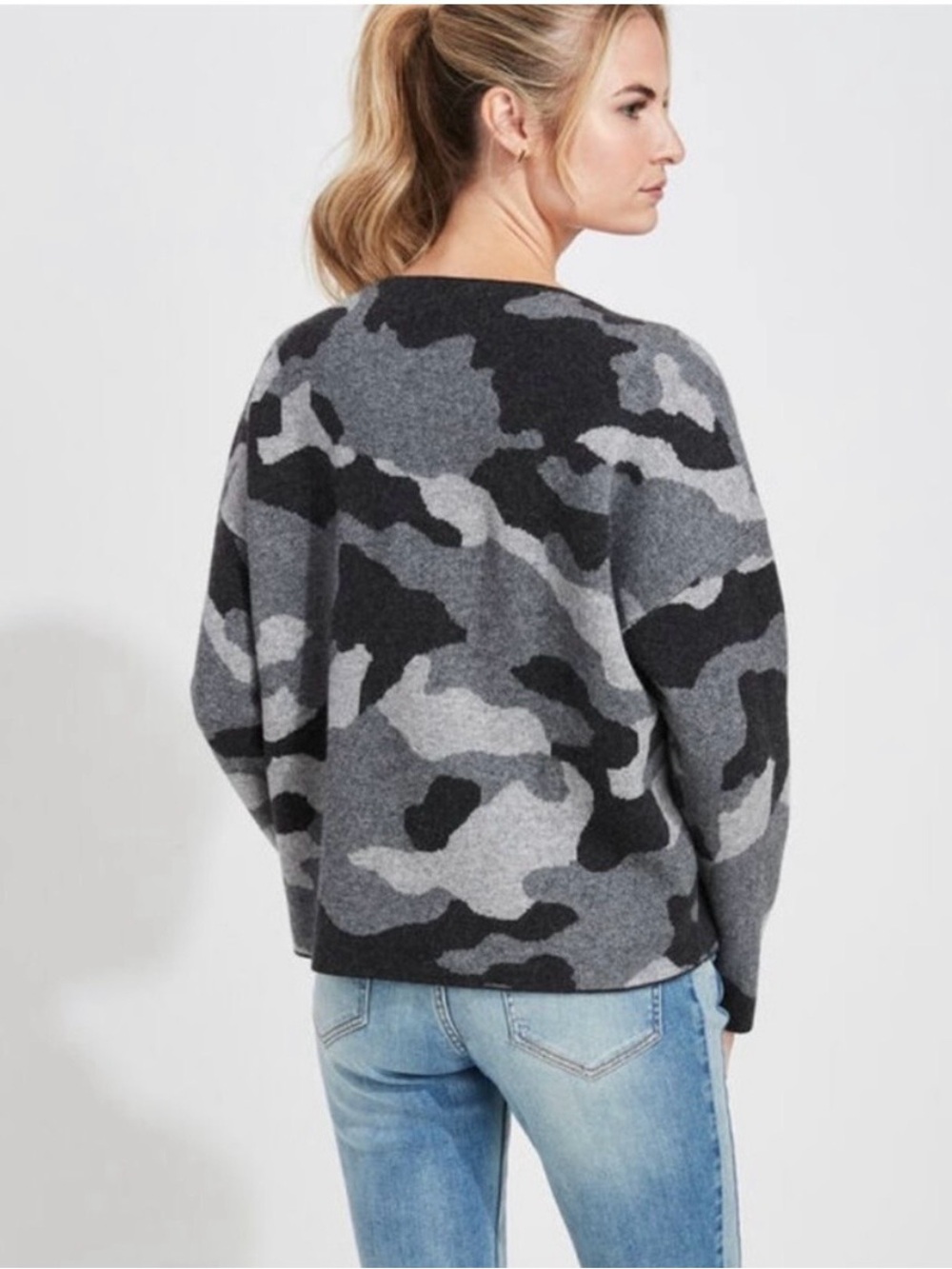 Vineyard Vines Womenβs Gray and Black Camo Crewneck Sweater